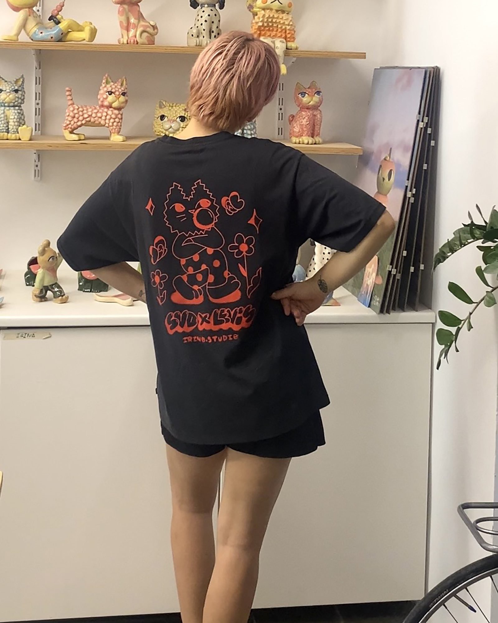 Camiseta IrinoxSVDxLevis gato chicle ilustración